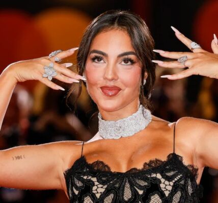 Ze heeft Cristiano Ronaldo niet nodig om te stralen: Georgina showt knoert van verlovingsring op rode loper in Venetië