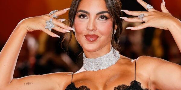 Ze heeft Cristiano Ronaldo niet nodig om te stralen: Georgina showt knoert van verlovingsring op rode loper in Venetië