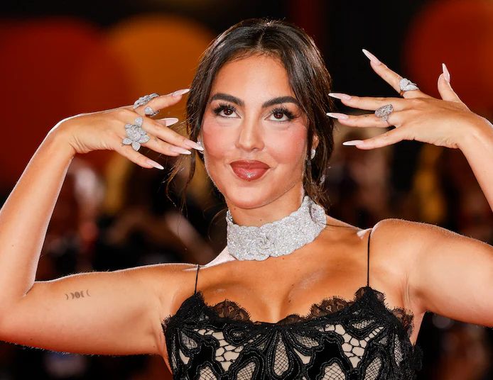 Ze heeft Cristiano Ronaldo niet nodig om te stralen: Georgina showt knoert van verlovingsring op rode loper in Venetië