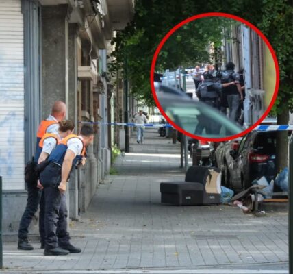 Zwaarbewapende elite-eenheden klaar om man met machete (en mogelijk oorlogswapen) uit woning te halen: “Verdachte viel arbeider aan”