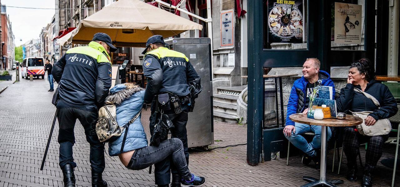 VIDEO: Nederlandse agent is klaar met zachte handjes en grijpt keihard in bij tuig op straat