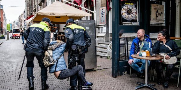 VIDEO: Nederlandse agent is klaar met zachte handjes en grijpt keihard in bij tuig op straat