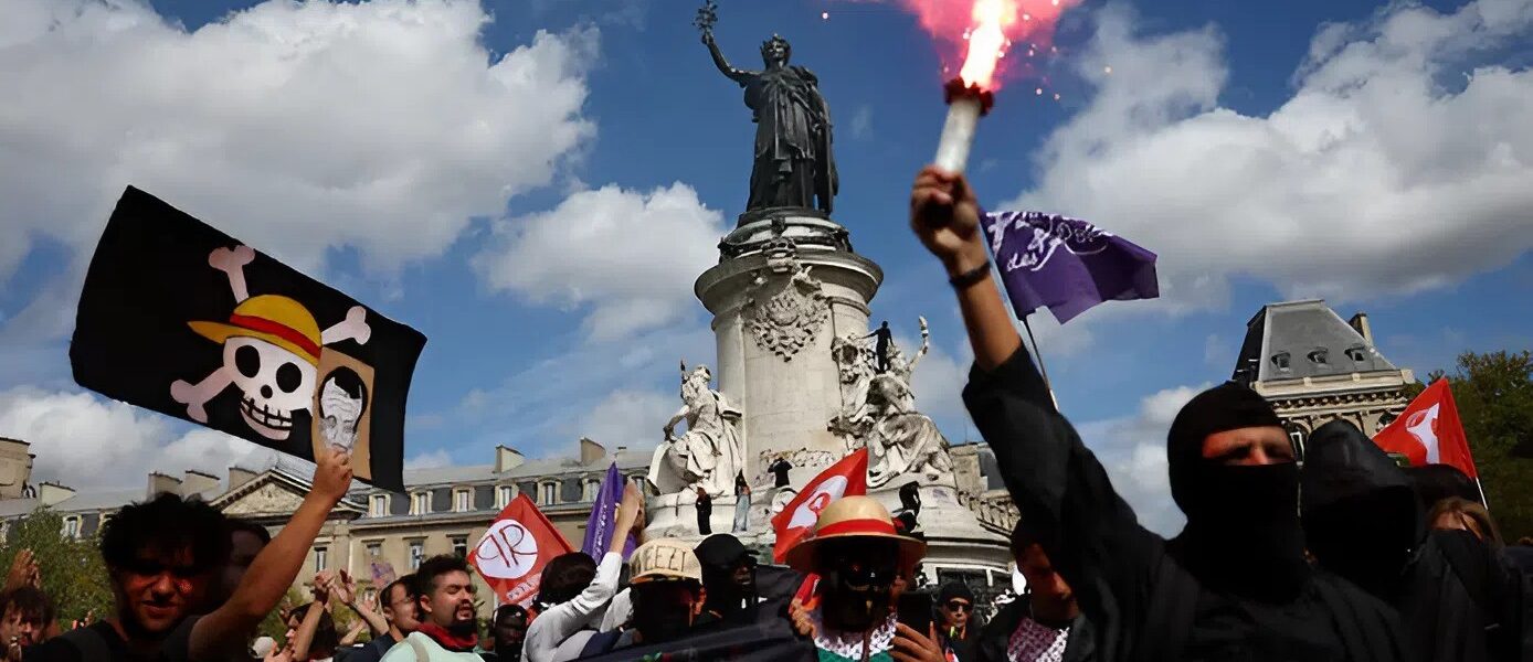 "Alle hens aan dek" - Na aangekondigde bezuinigingsmaatregelen: Zo'n 300 demonstranten in Frankfurt protesteren tegen de plannen