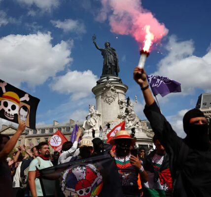 "Alle hens aan dek" - Na aangekondigde bezuinigingsmaatregelen: Zo'n 300 demonstranten in Frankfurt protesteren tegen de plannen