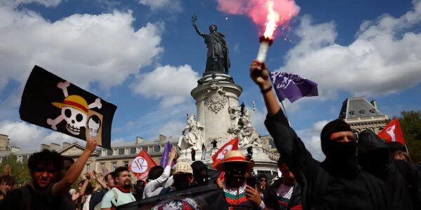 "Alle hens aan dek" - Na aangekondigde bezuinigingsmaatregelen: Zo'n 300 demonstranten in Frankfurt protesteren tegen de plannen