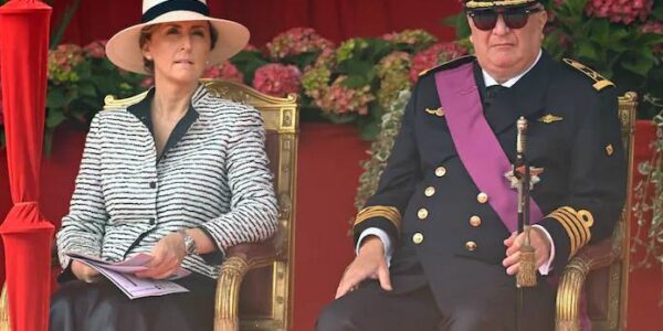 De Britse pers is geïnteresseerd in prinses Claire (51), de echtgenote van de Belgische prins Laurent (61). De prins maakte onlangs bekend dat Clément Vandenkerckhove (25), zoon van Wendy Van Wanten (65), ook zijn zoon is.