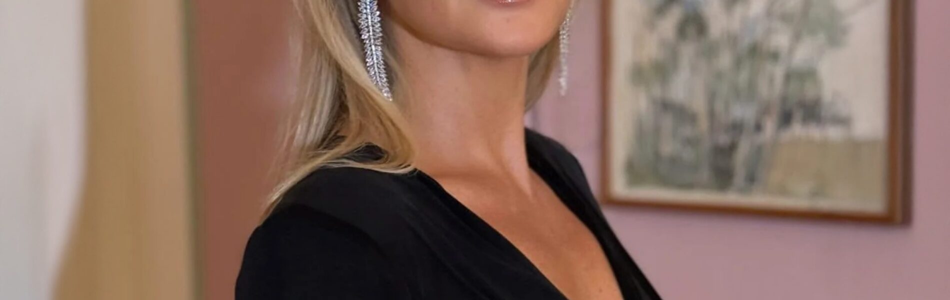 FOTO: Chantal Janzen deelt pikante spiegelfoto in zwarte bikini (maar verwijderd weer)