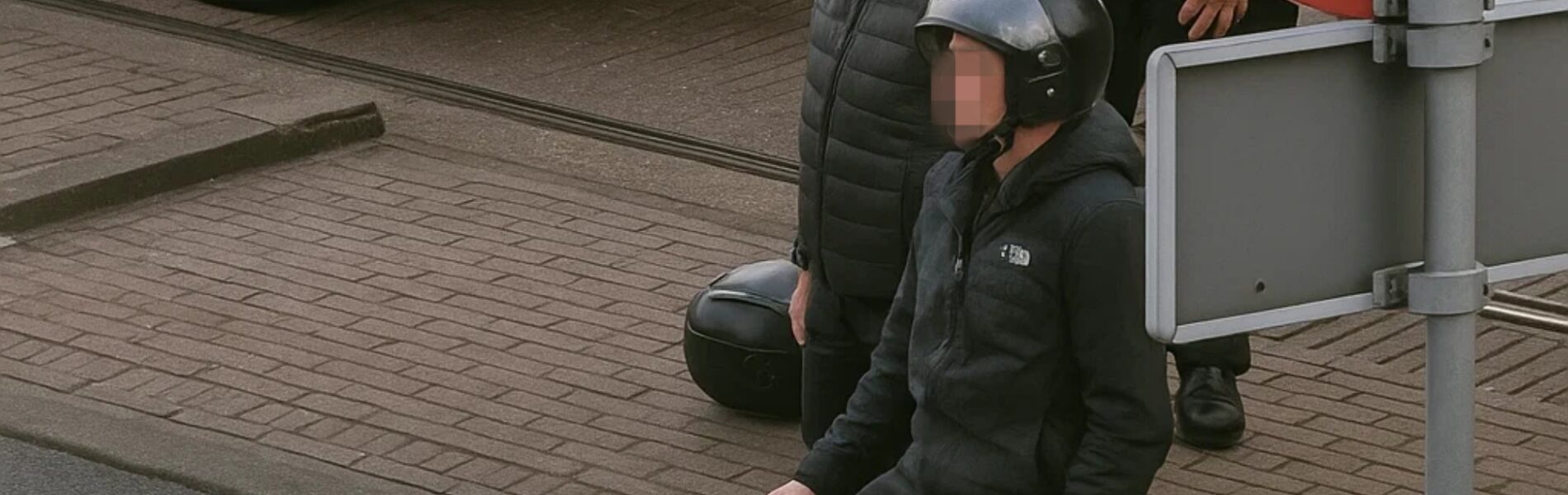 VIDEO: Een oudere politieagent berispt streng een paar onbeleefde jongens op straat: “Heb respect!”