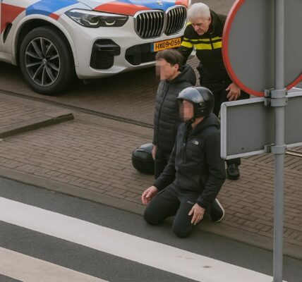 VIDEO: Een oudere politieagent berispt streng een paar onbeleefde jongens op straat: “Heb respect!”
