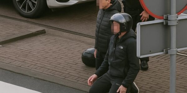 VIDEO: Een oudere politieagent berispt streng een paar onbeleefde jongens op straat: “Heb respect!”