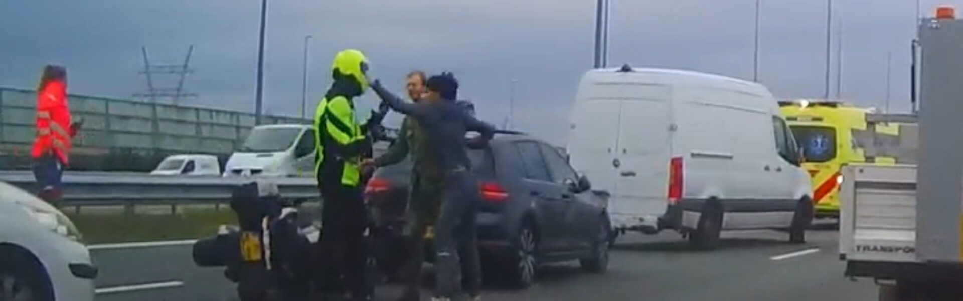 Je kalmte verliezen als je op de snelweg aan het verkeer deelneemt: motorrijder ligt nog op de grond en krijgt wéér een klap