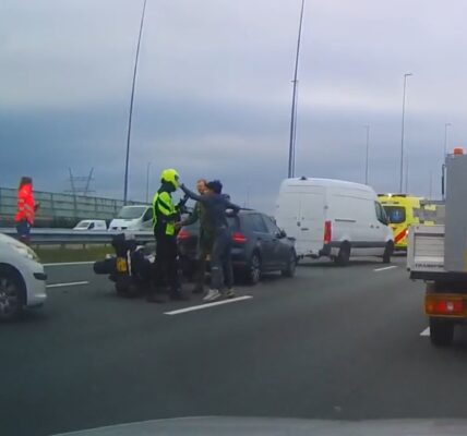 Je kalmte verliezen als je op de snelweg aan het verkeer deelneemt: motorrijder ligt nog op de grond en krijgt wéér een klap