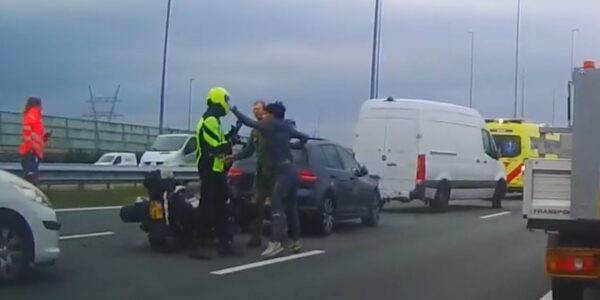 Je kalmte verliezen als je op de snelweg aan het verkeer deelneemt: motorrijder ligt nog op de grond en krijgt wéér een klap
