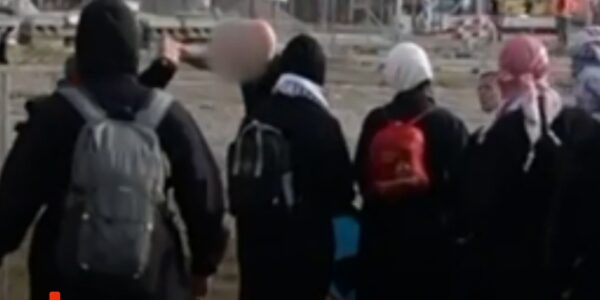 Vrachtwagen rijdt in op havenblokkeerders tijdens protest