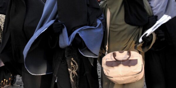 Giorgia Meloni kondigt verbod op gezichtsbedekkende kleding aan in Italië