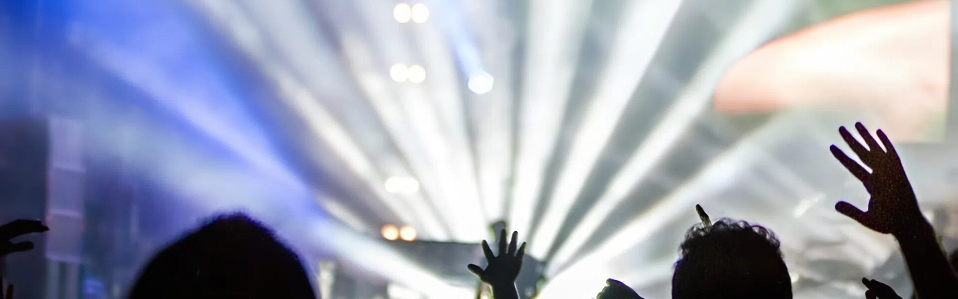 Raveparty met 2.000 mensen in Virton — meerdere aanhoudingen en geruchten over wat er echt gaande is 👇