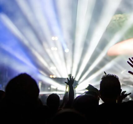 Raveparty met 2.000 mensen in Virton — meerdere aanhoudingen en geruchten over wat er echt gaande is 👇