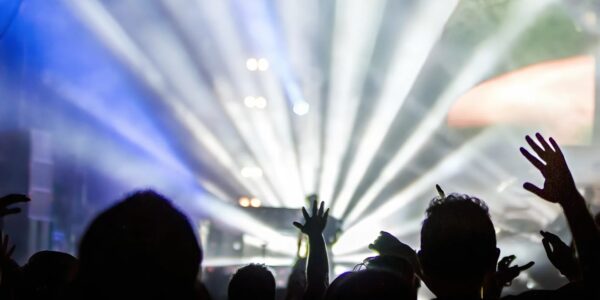 Raveparty met 2.000 mensen in Virton — meerdere aanhoudingen en geruchten over wat er echt gaande is 👇