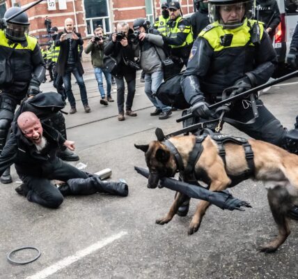 Anti-immigratieprotesten escaleren in Amsterdam – politie treedt hard op; schokkende onthullingen komen naar boven