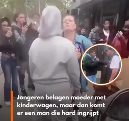 Jongeren belagen moeder met kinderwagen, man grijpt hard in