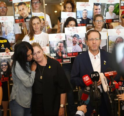 Hamas moet voor 11:00 48 gijzelaars vrijlaten — slechts 20 zouden nog leven, maar één onbekende naam zet alles op scherp 👇