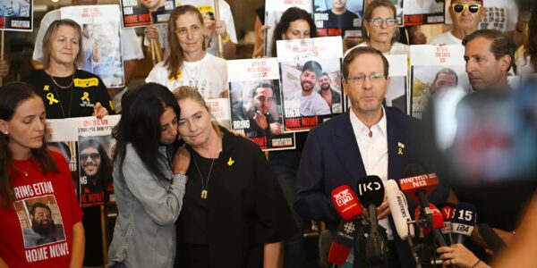 Hamas moet voor 11:00 48 gijzelaars vrijlaten — slechts 20 zouden nog leven, maar één onbekende naam zet alles op scherp 👇