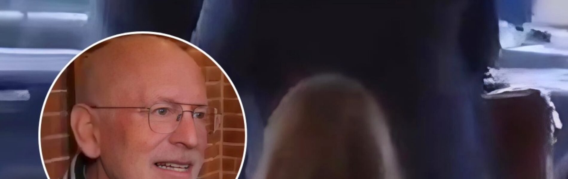 Frans Timmermans wordt belaagd door groep mannen op Amsterdams terras