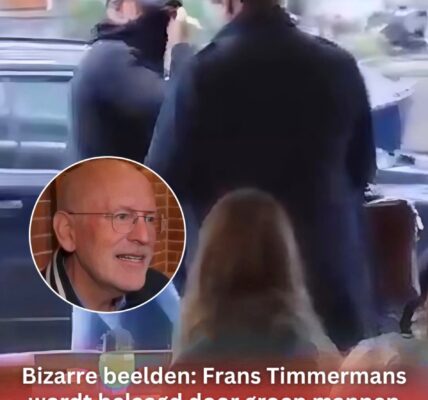 Frans Timmermans wordt belaagd door groep mannen op Amsterdams terras
