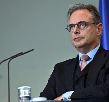 Premier De Wever stelt beleidsverklaring uit — “Had hier veel vroeger aan moeten beginnen”, zegt Groen, maar het doel waar hij op aanstuurt roept vragen op 👇