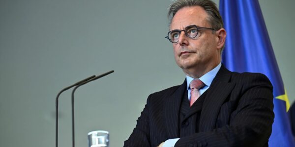 Premier De Wever stelt beleidsverklaring uit — “Had hier veel vroeger aan moeten beginnen”, zegt Groen, maar het doel waar hij op aanstuurt roept vragen op 👇