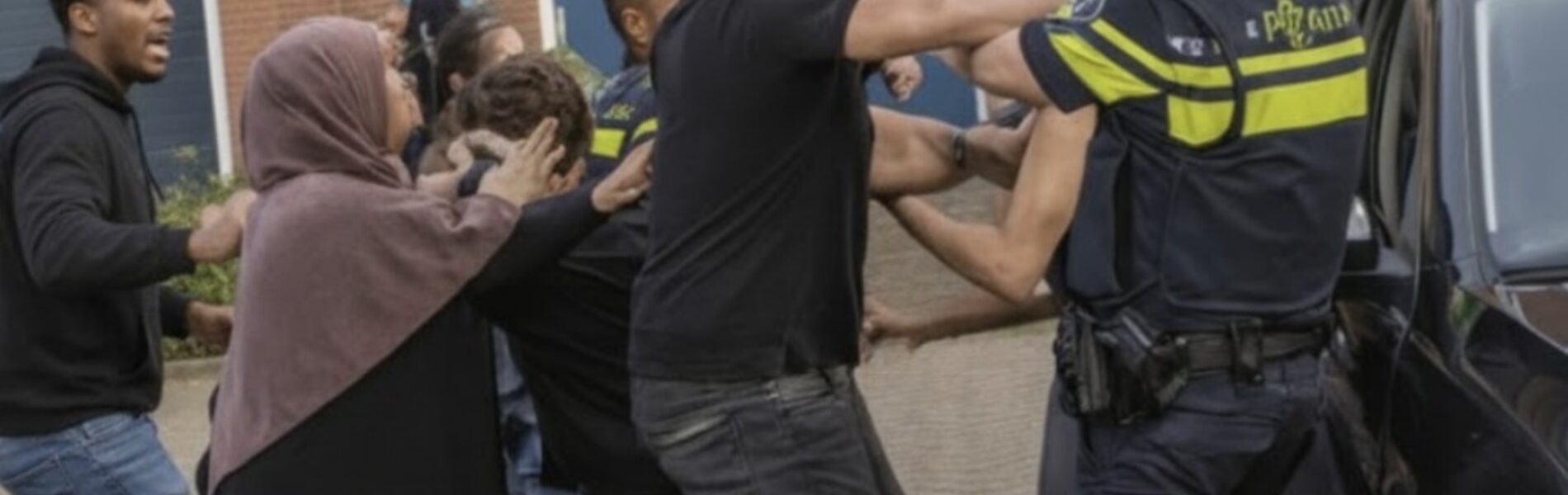 Agent laat echt niet over zich heen lopen in Almere en laat zien wie de baas is