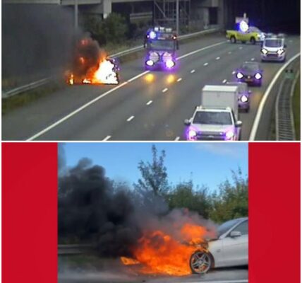 Auto vliegt in brand op A10, veroorzaakt flinke rookwolk