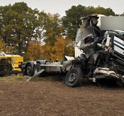 26 Tonnen Pakete auf der A4 verteilt: Der Lkw-Unfall enthüllt schockierende Geheimnisse, die alle erschüttern! 📦💥
