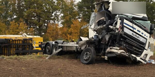26 Tonnen Pakete auf der A4 verteilt: Der Lkw-Unfall enthüllt schockierende Geheimnisse, die alle erschüttern! 📦💥