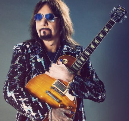 Ace Frehley (74), gitarist van KISS, overleden na val en ernstige complicaties