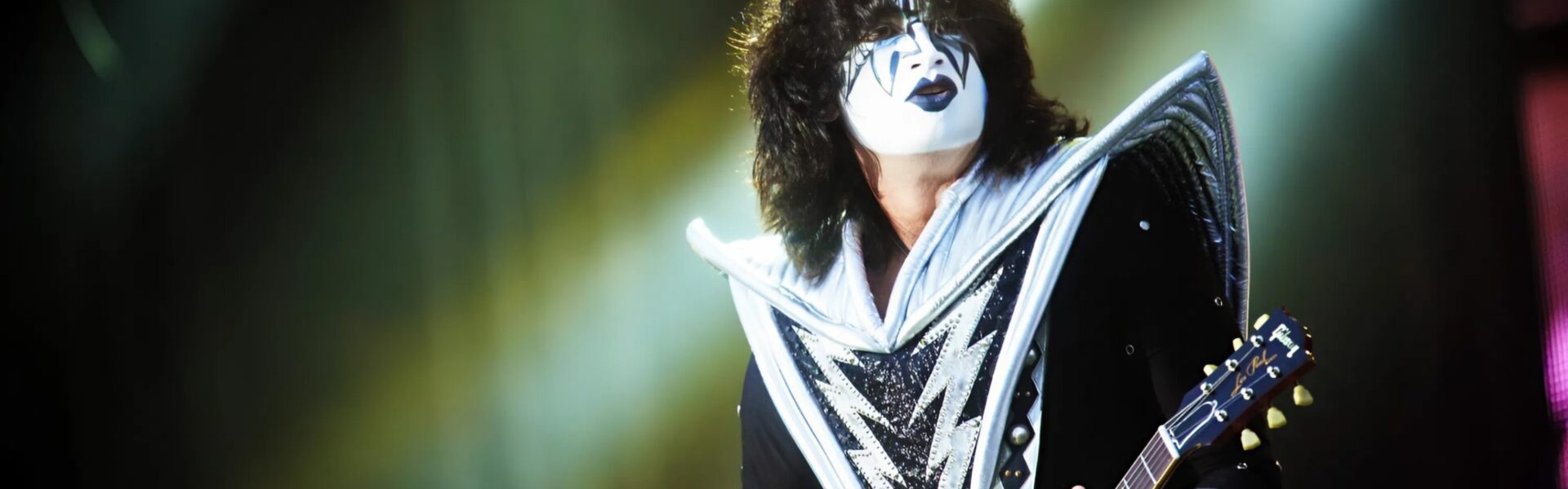 Rockwereld geschokt: KISS-legende Ace Frehley (74) overlijdt na mysterieuze val 👇