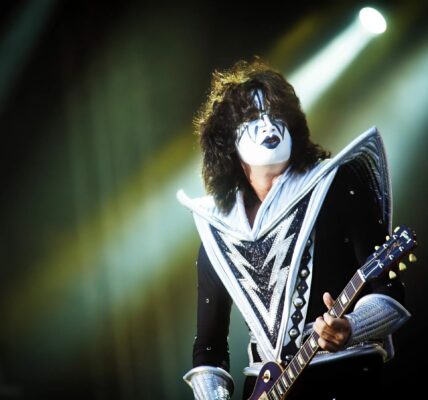 Rockwereld geschokt: KISS-legende Ace Frehley (74) overlijdt na mysterieuze val 👇