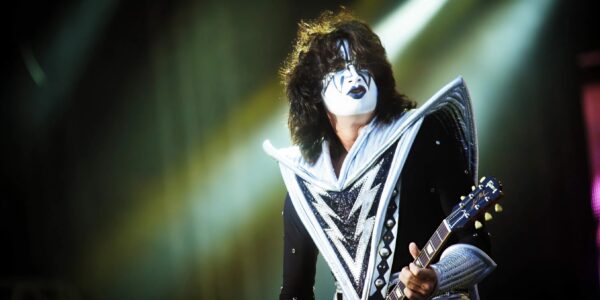 Rockwereld geschokt: KISS-legende Ace Frehley (74) overlijdt na mysterieuze val 👇