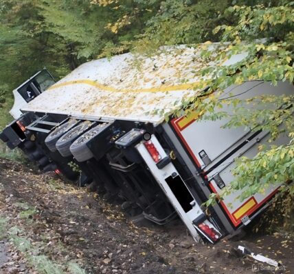 Siebenjähriges Kind leicht verletzt nach mysteriösem Sattelzug-Unfall auf der B239 – unerwartete Entwicklungen führen zu langer Straßensperrung 👇