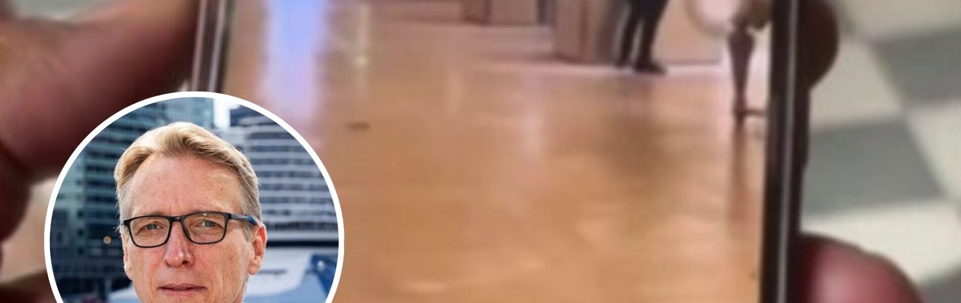 LIVE. Eerste video van geruchtmakende roof Louvre duikt op: man in geel hesje hakt in op vitrine - Klopjacht op “vierkoppig commando” aan de gang