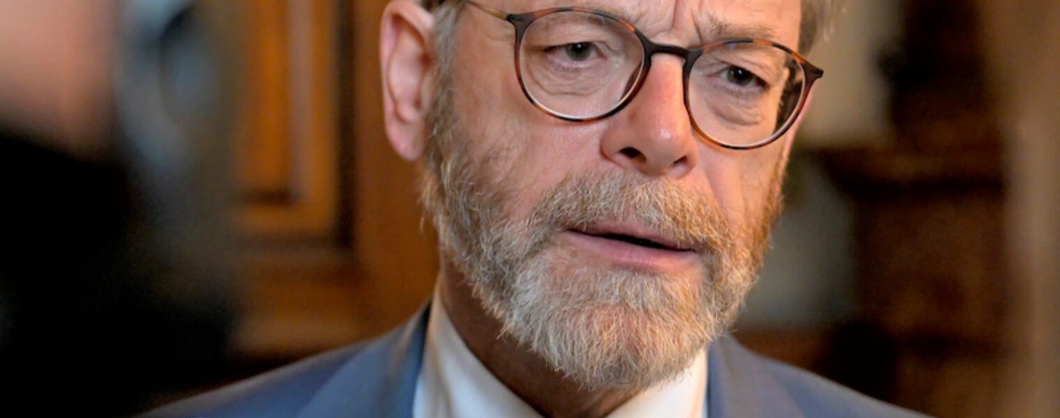 Begrotingsonderhandelingen in het slop – Kamervoorzitter zegt het zoals het is: “Zonder crisisje geen vooruitgang” 👇