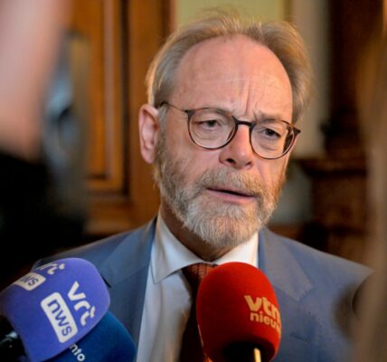 Begrotingsonderhandelingen in het slop – Kamervoorzitter zegt het zoals het is: “Zonder crisisje geen vooruitgang” 👇