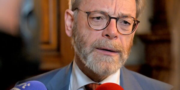 Begrotingsonderhandelingen in het slop – Kamervoorzitter zegt het zoals het is: “Zonder crisisje geen vooruitgang” 👇