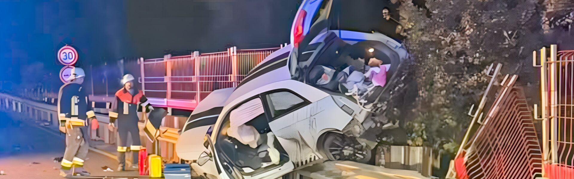 19-jährige rast wie im Flug durch Baustelle – kracht frontal in Betonschutzwand auf der B16!👇👇