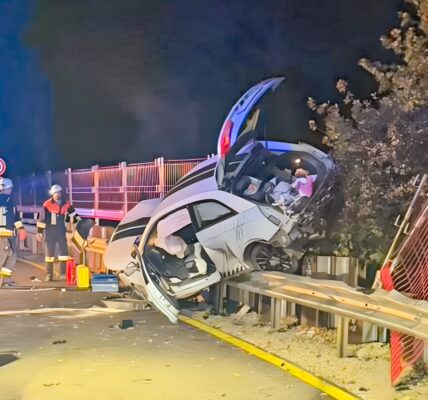 19-jährige rast wie im Flug durch Baustelle – kracht frontal in Betonschutzwand auf der B16!👇👇