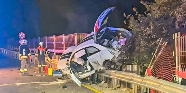 19-jährige rast wie im Flug durch Baustelle – kracht frontal in Betonschutzwand auf der B16!👇👇