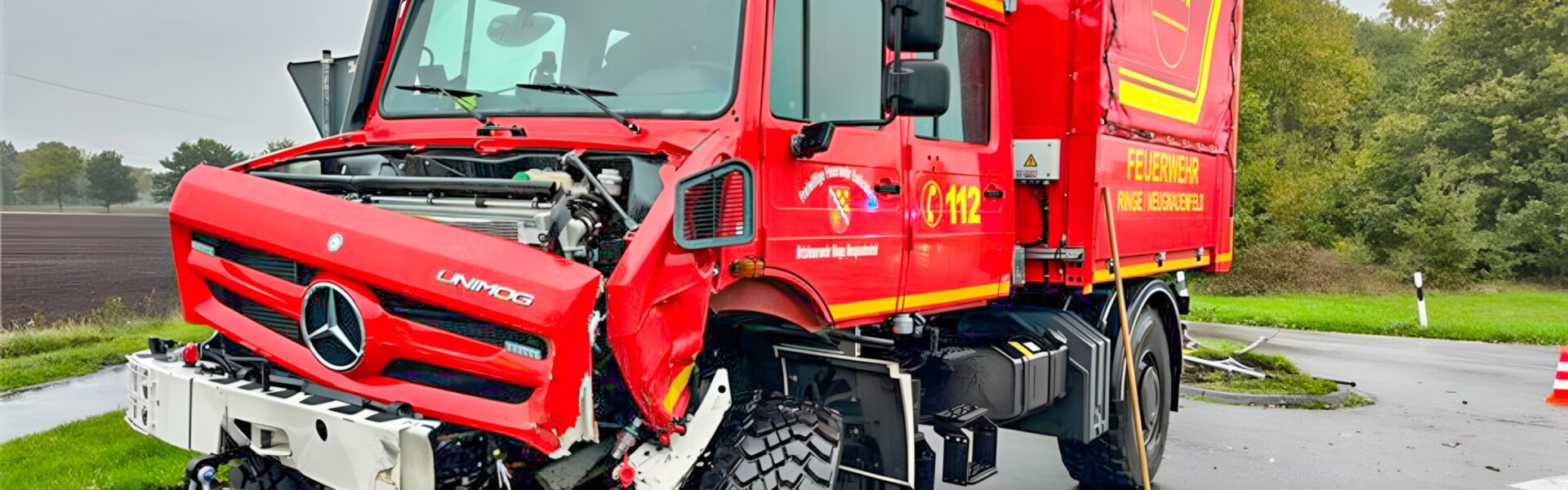 Schock in Emlichheim: Feuerwehrfahrzeug rammt Traktor – eine Person im Krankenhaus!👇