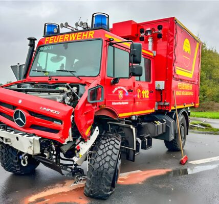 Schock in Emlichheim: Feuerwehrfahrzeug rammt Traktor – eine Person im Krankenhaus!👇