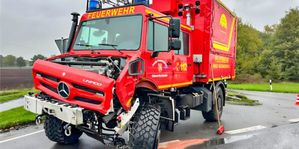 Schock in Emlichheim: Feuerwehrfahrzeug rammt Traktor – eine Person im Krankenhaus!👇