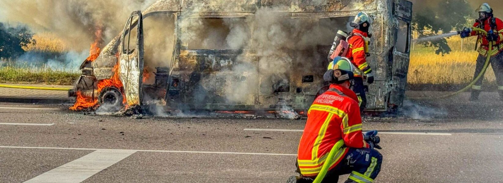 Flammen zerstören Wohnmobil: Mädchen entkommt dem Inferno nur um Haaresbreite 👇